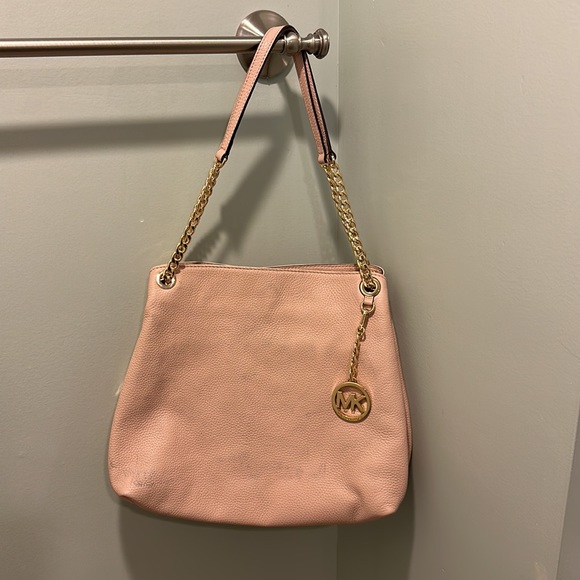 Authentic Michael Kors Large Leather Shoulder Tote in color Ballet, gold chain - Picture 2 of 8